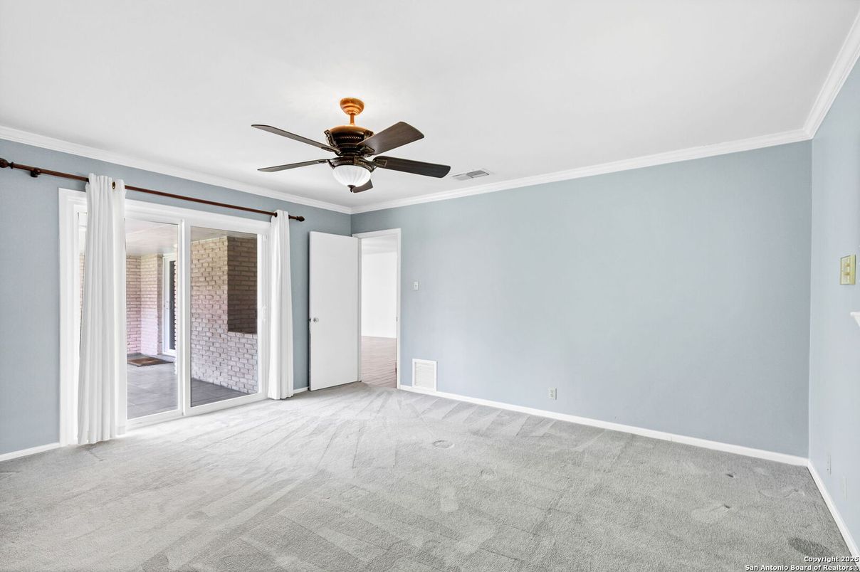 Empty room, Interior