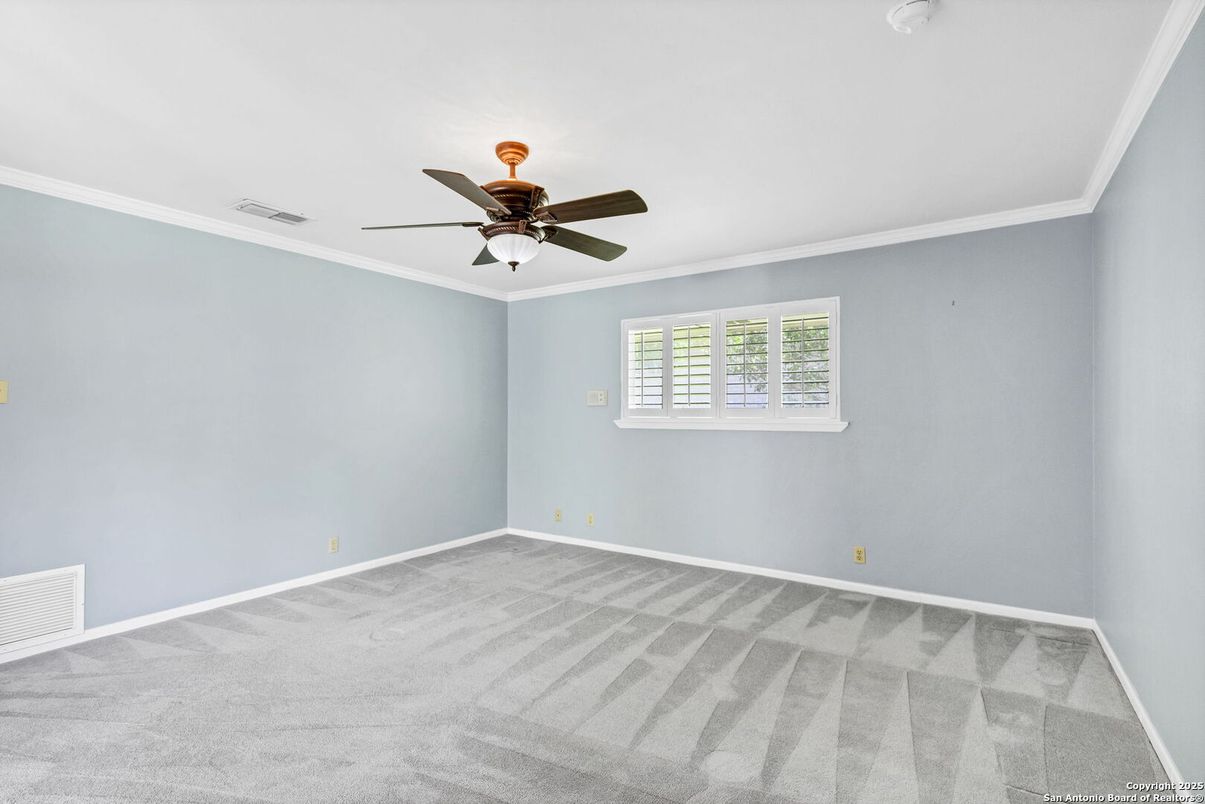 Empty room, Interior