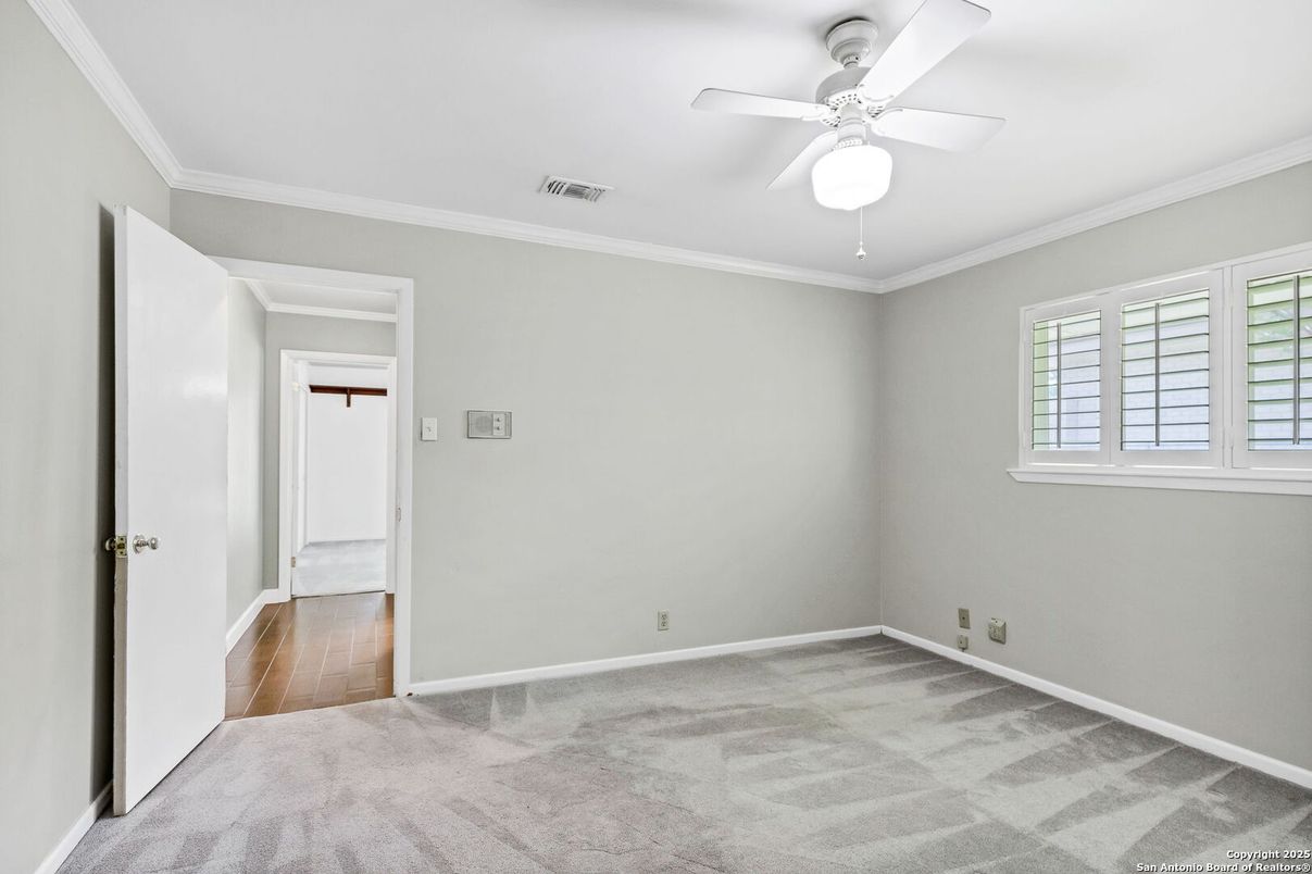 Empty room, Interior