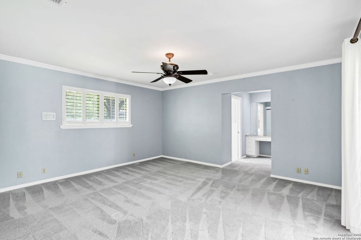 Empty room, Interior