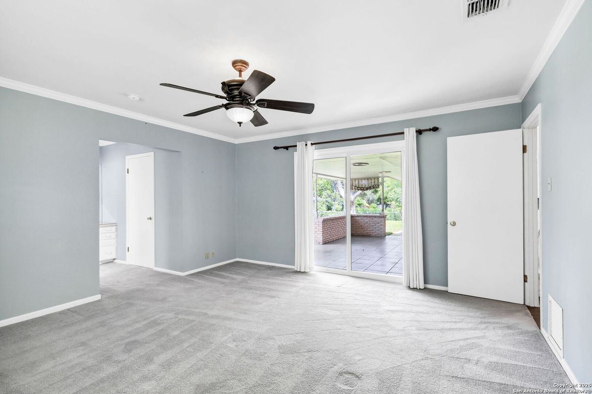 Empty room, Interior