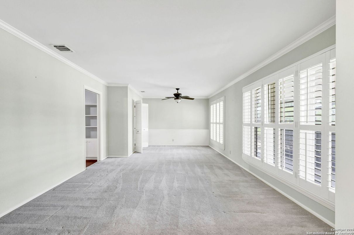 Empty room, Interior
