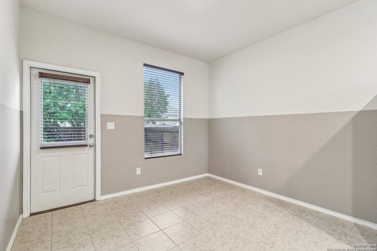 Empty room, Interior