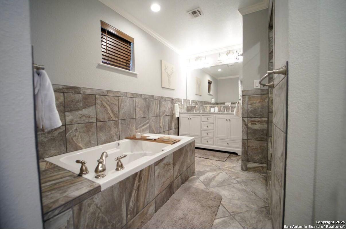 Bathroom, Dual Sink Vanities, Interior, Recessed Lighting