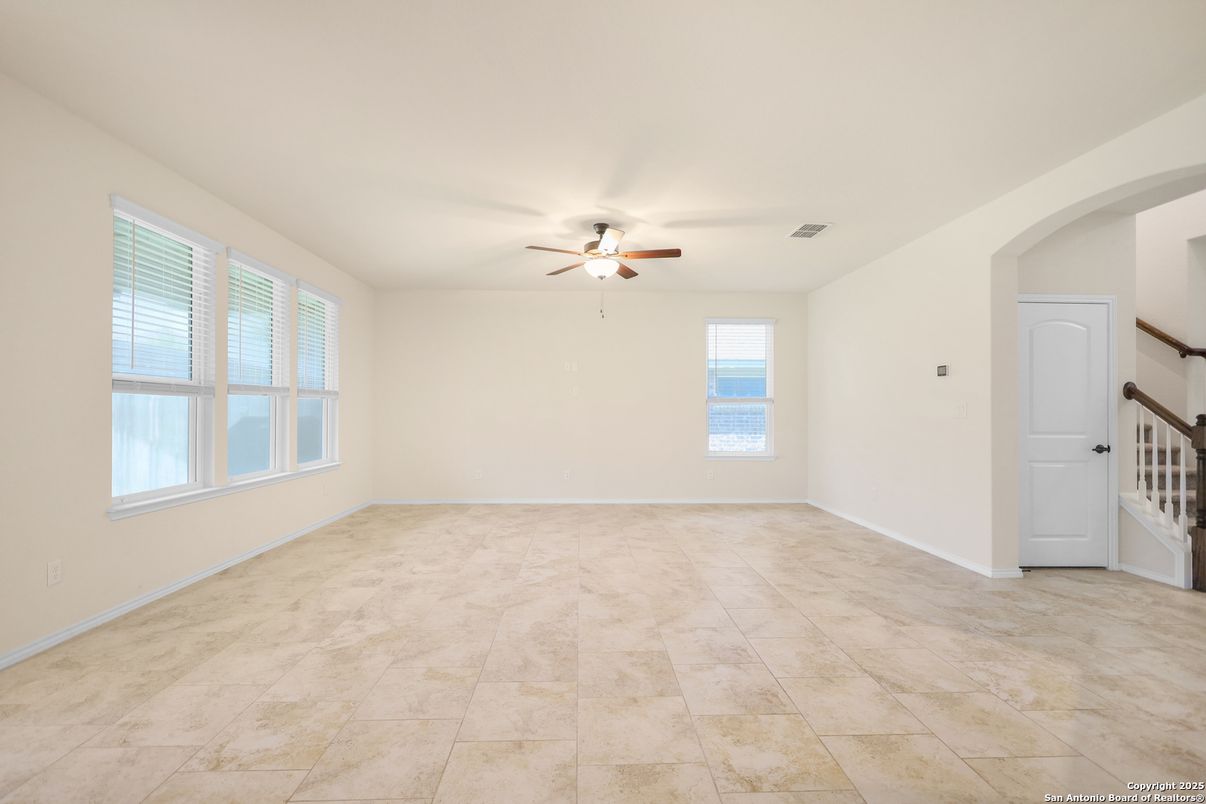 Empty room, Interior