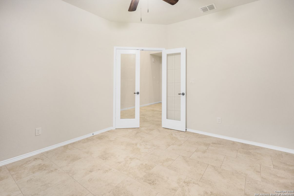 Empty room, Interior