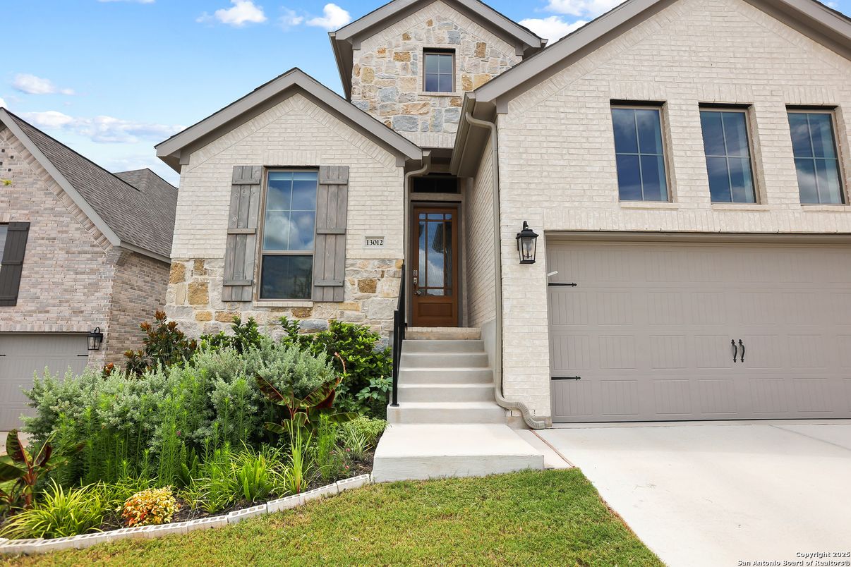 Attached, Exterior, Facade, Brick Traditional