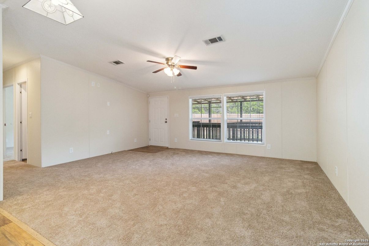 Empty room, Interior