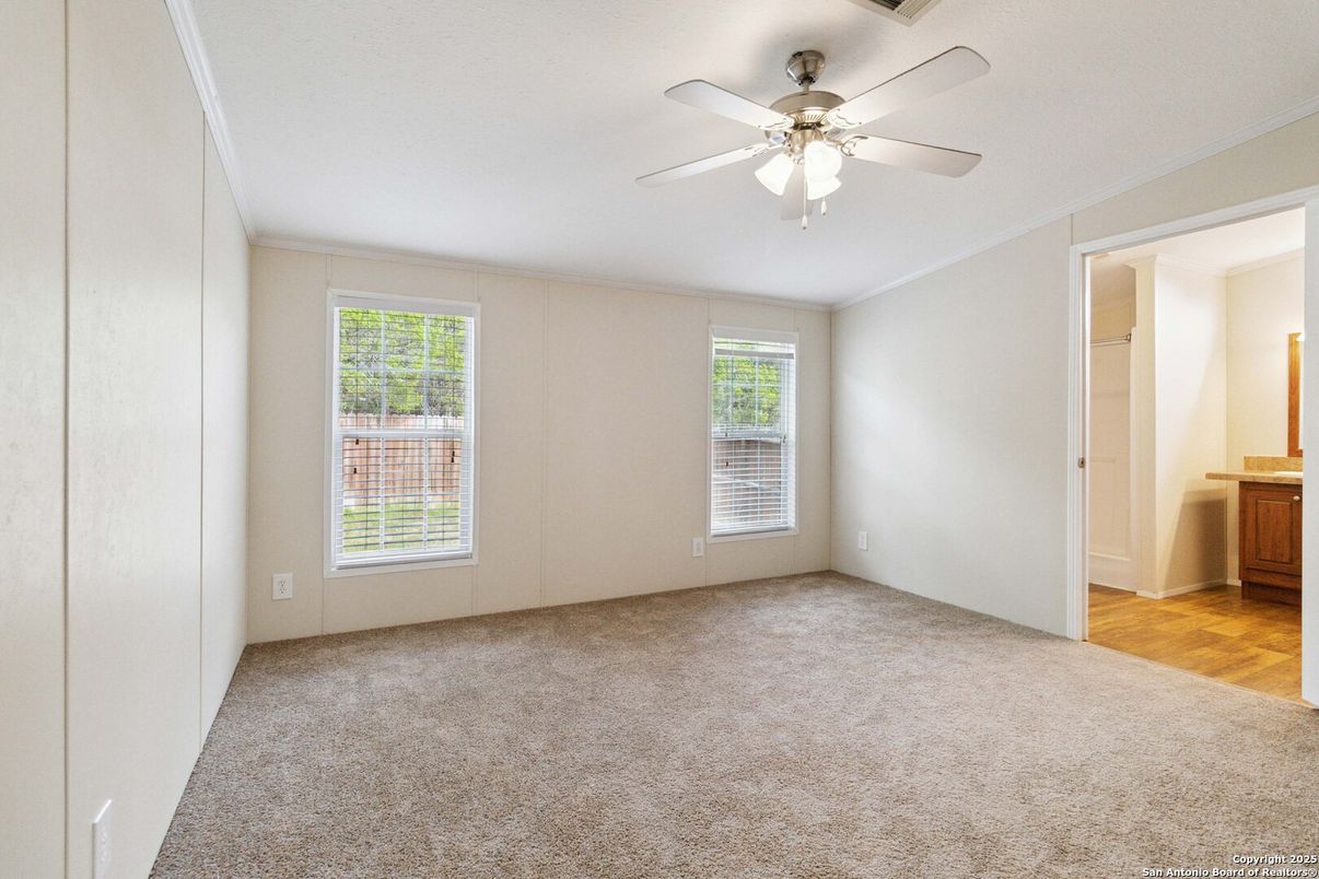 Empty room, Interior