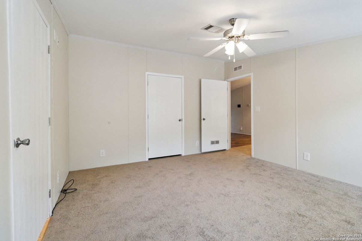 Empty room, Interior