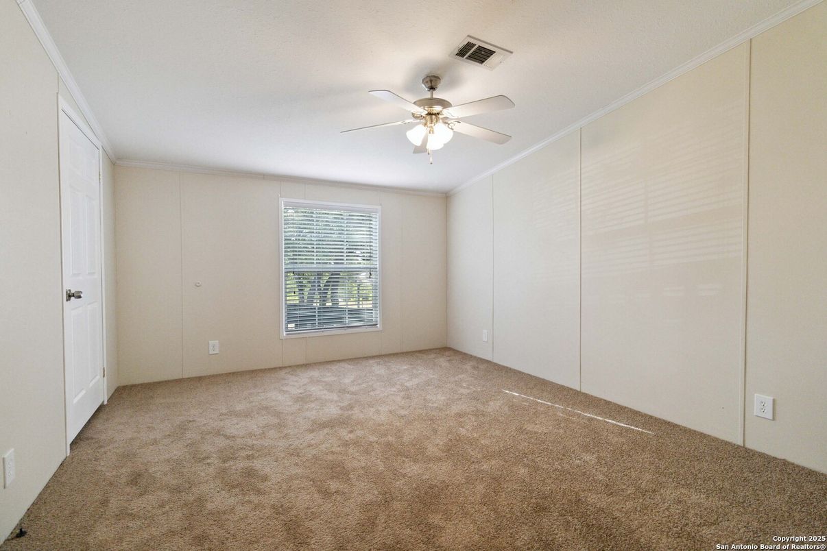 Empty room, Interior