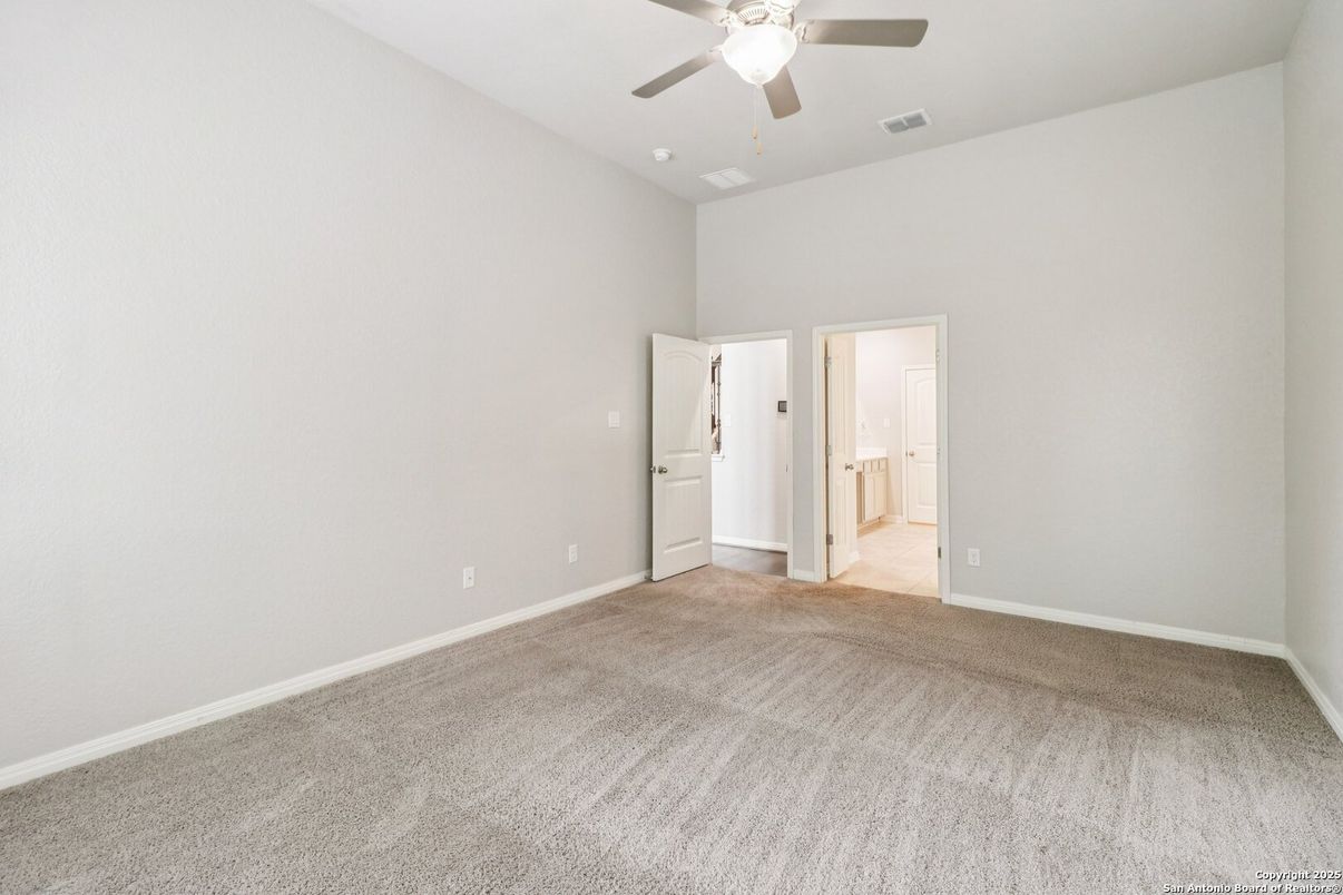 Empty room, Interior