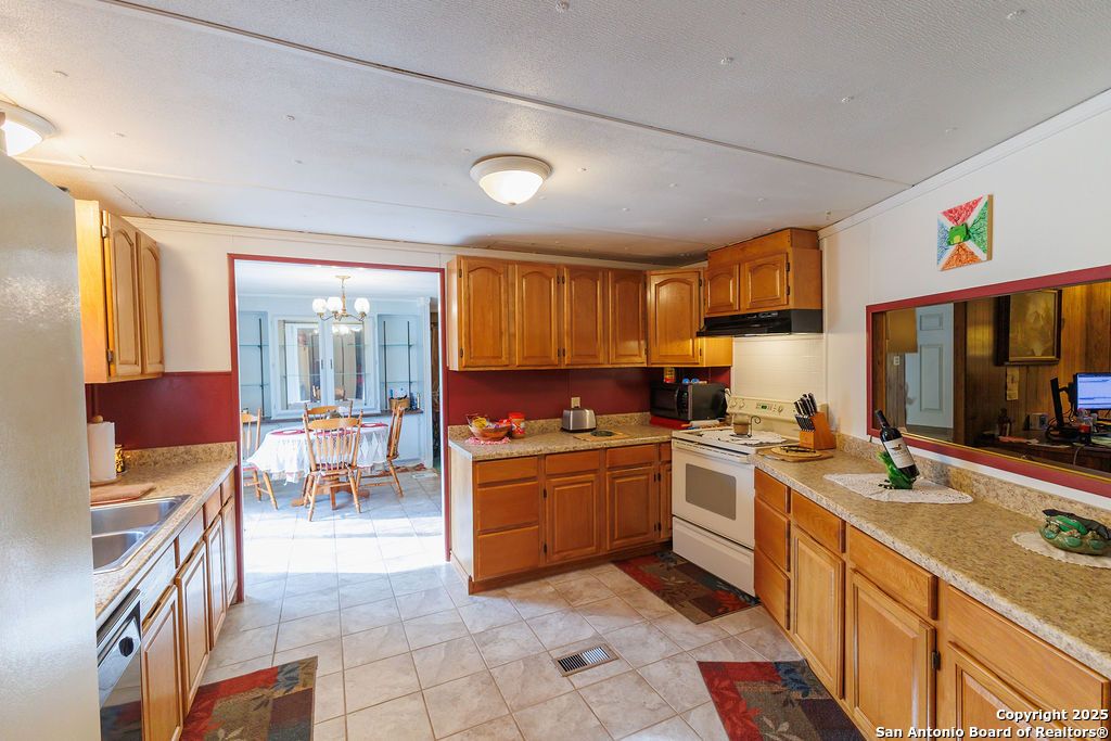 Chandelier, Dining room, Interior, Kitchen