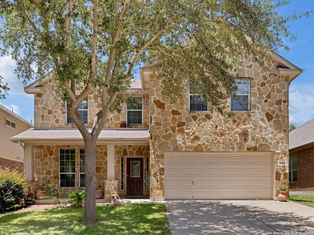 Attached, Exterior, Facade, Brick Traditional