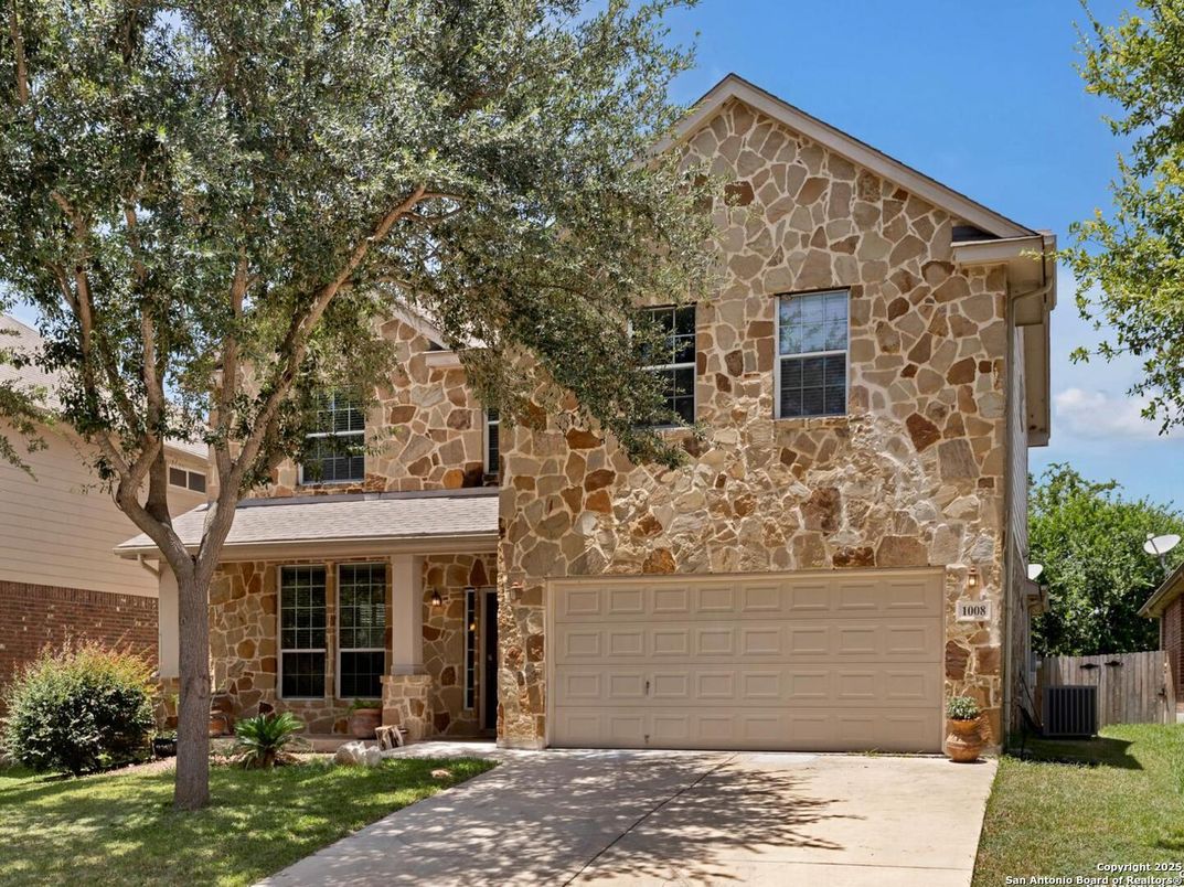 Attached, Exterior, Facade, Brick Traditional