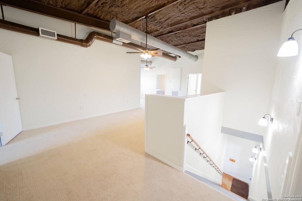 Empty room, Interior