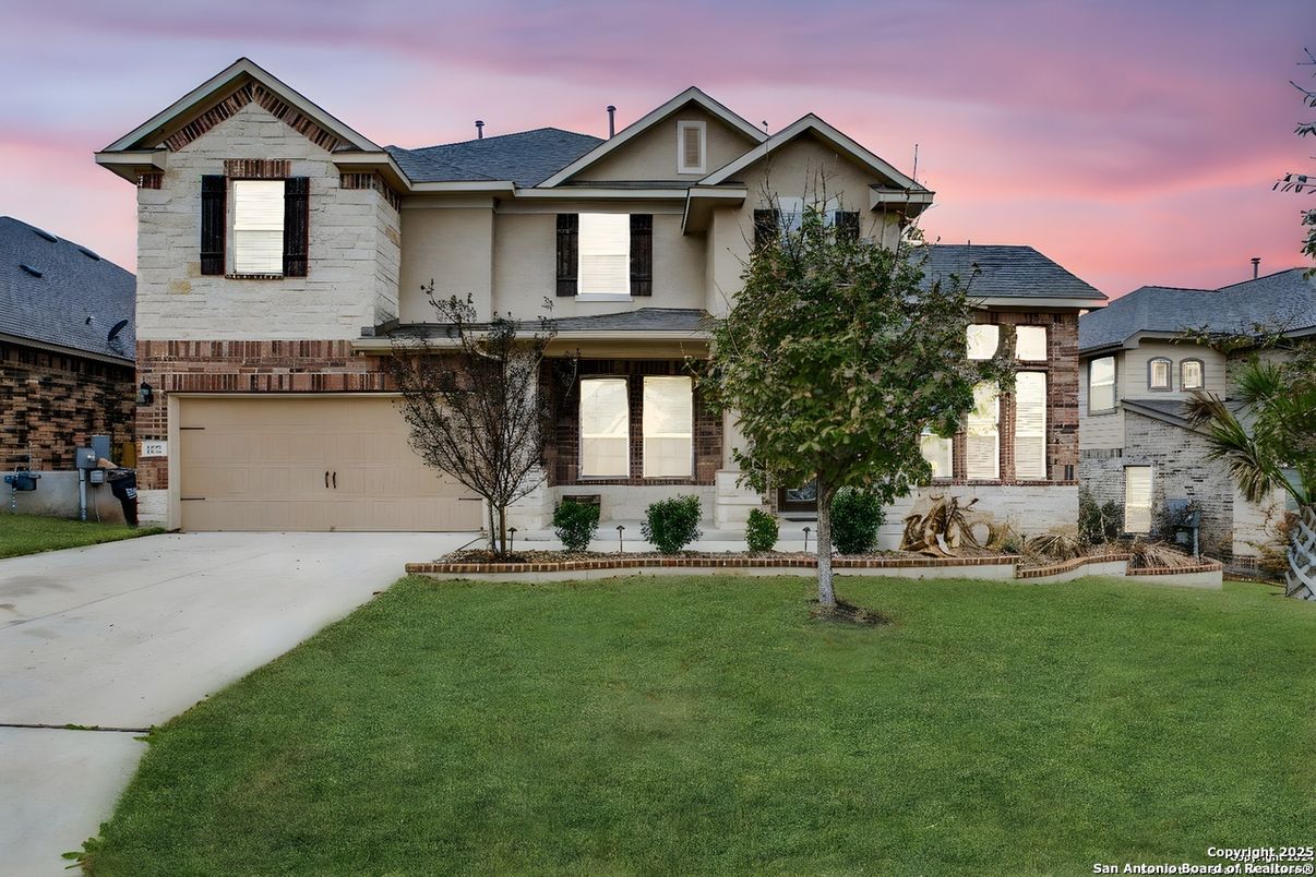 Attached, Exterior, Facade, Farmhouse
