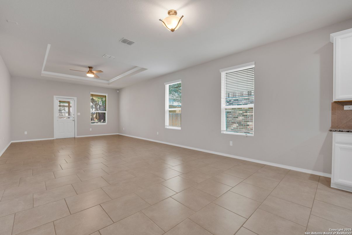 Empty room, Interior