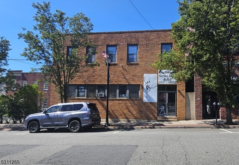 Exterior, Facade, Brick Facade, Rowhouse