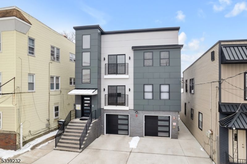 Attached, Exterior, Facade, Rowhouse