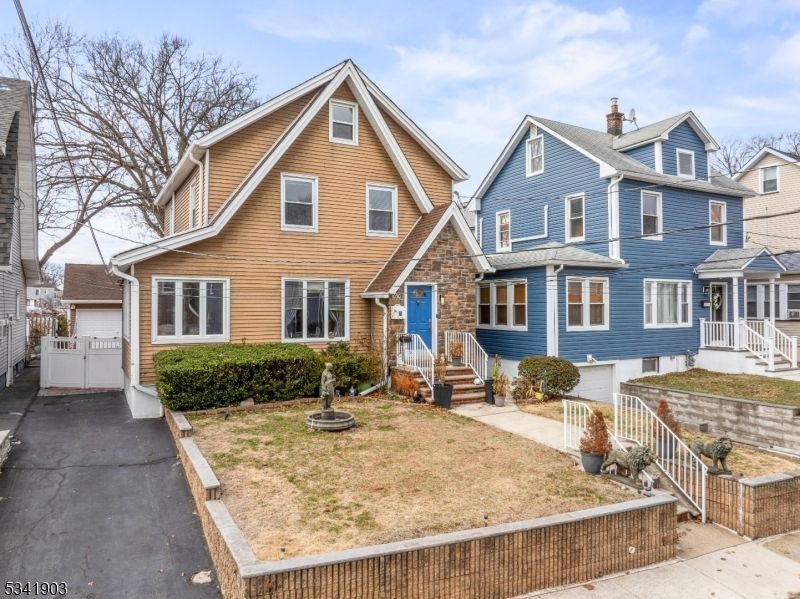 Exterior, Facade, Brick Facade, Queen Anne Victorian