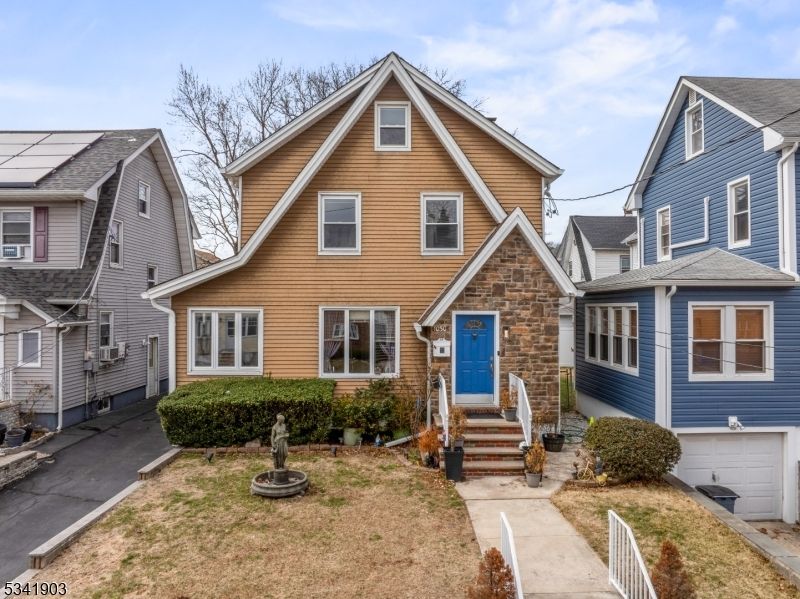 Attached, Exterior, Facade, Brick Facade, Queen Anne Victorian