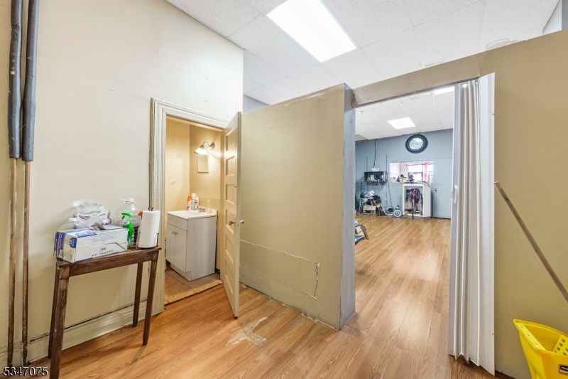 Interior, Washer, Wood Texture Flooring