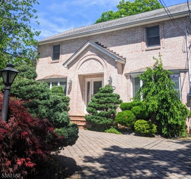 Exterior, Facade, Brick Facade, Georgian