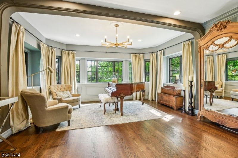 Interior, Living room, Pendant Lights, Piano, Recessed Lighting, Wood Texture Flooring