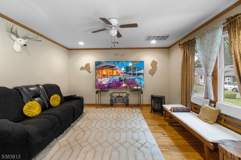 Interior, Recessed Lighting, Wood Texture Flooring