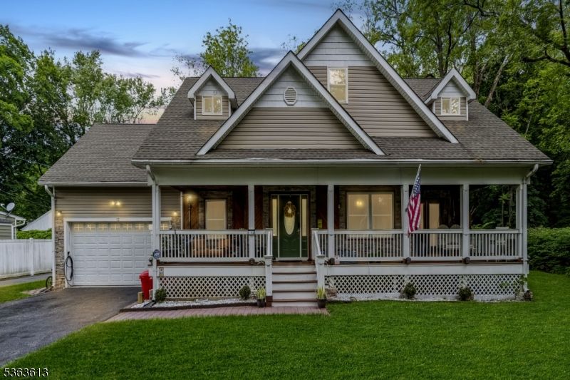Attached, Exterior, Facade, Queen Anne Victorian
