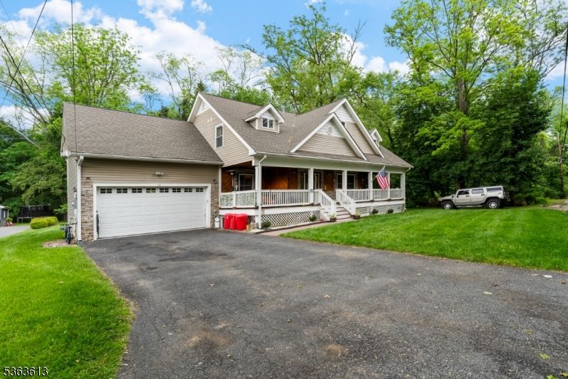 Attached, Exterior, Facade, Cape Cod