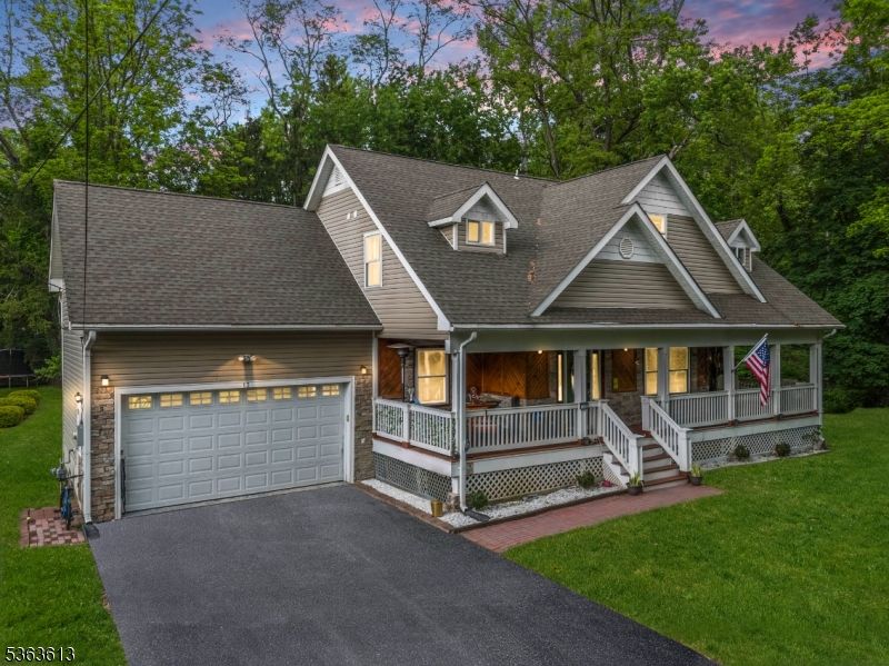 Attached, Exterior, Facade, Cape Cod