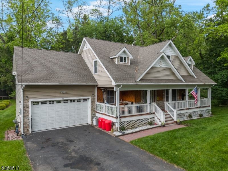 Attached, Exterior, Facade, Cape Cod