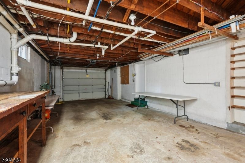 Garage, Interior, Wooden Beams