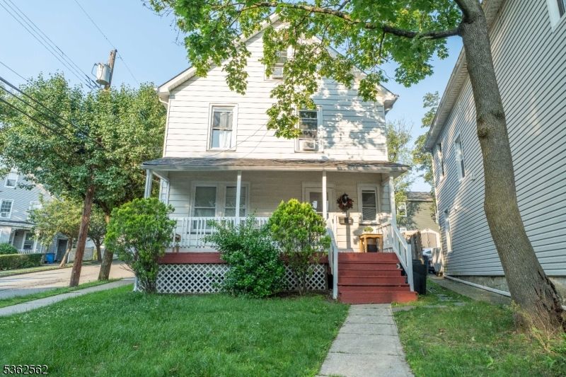 Backyard, Exterior, Facade, Queen Anne Victorian