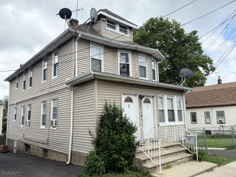 Exterior, Facade, American Foursquare