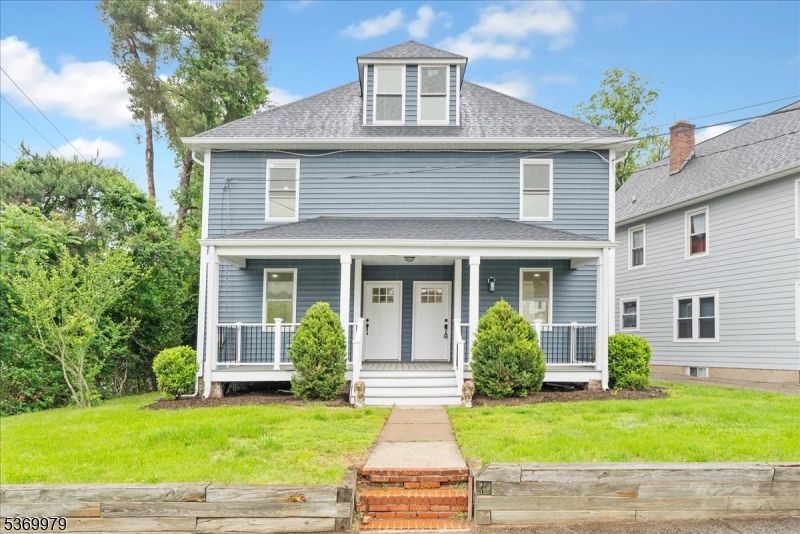 Exterior, Facade, American Foursquare