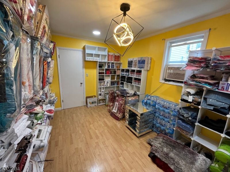 Interior, Pendant Lights, Recessed Lighting, Walk-in Closets, Wood Texture Flooring