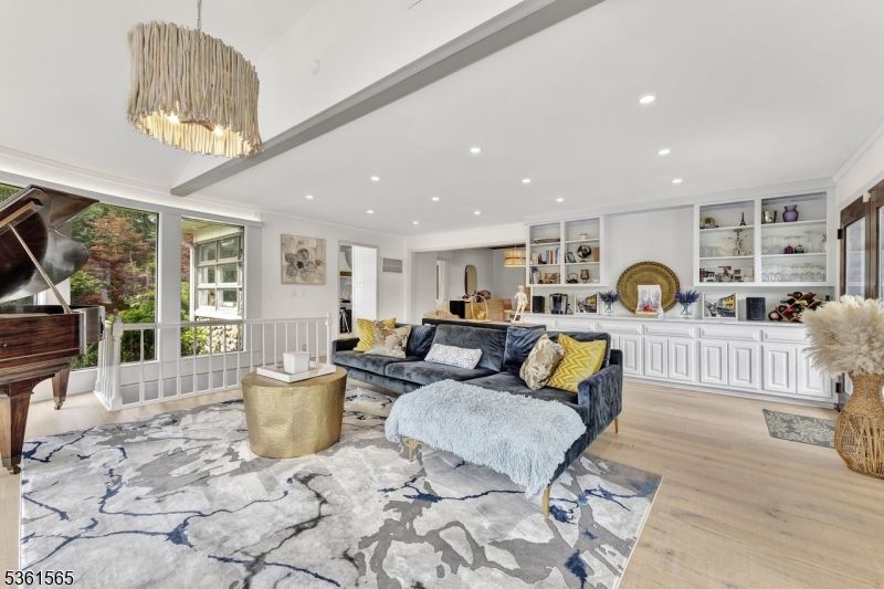 Interior, Living room, Pendant Lights, Piano, Recessed Lighting, Wood Texture Flooring