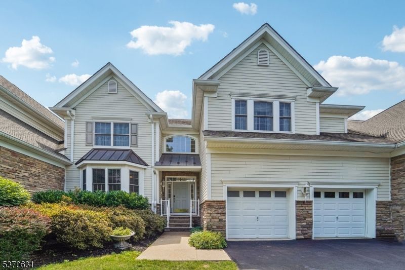 Attached, Exterior, Facade, American Craftsman