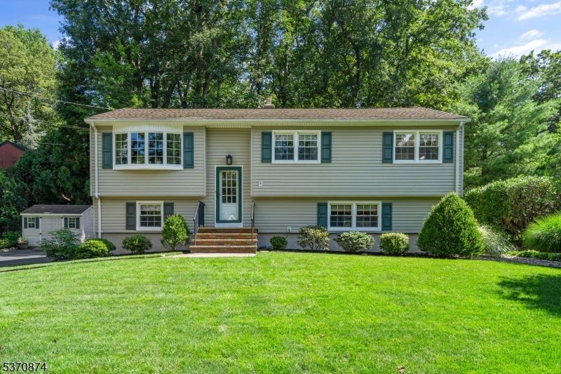 Exterior, Facade, Raised Ranch