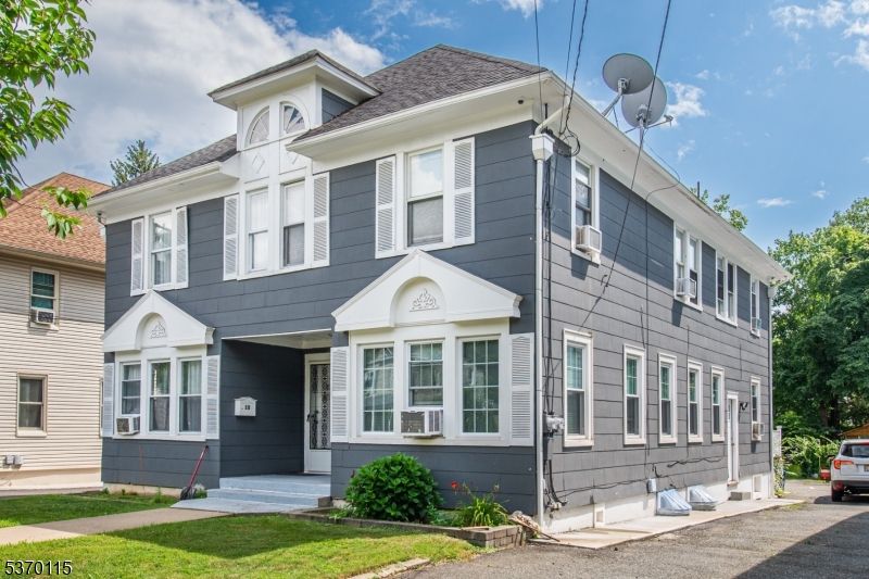 Exterior, Facade, American Foursquare