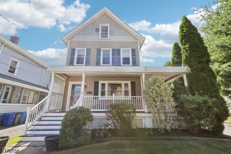 Exterior, Facade, Queen Anne Victorian