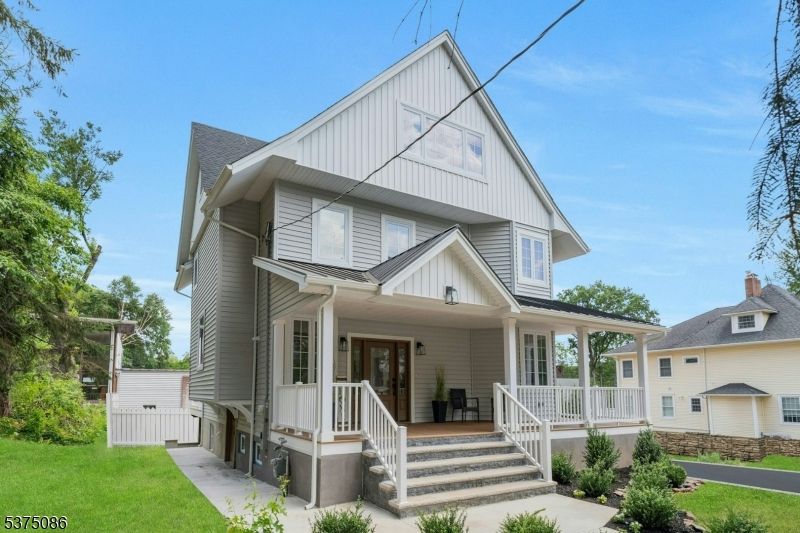 Exterior, Facade, Queen Anne Victorian