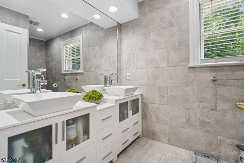 Bathroom, Dual Sink Vanities, Interior, Recessed Lighting