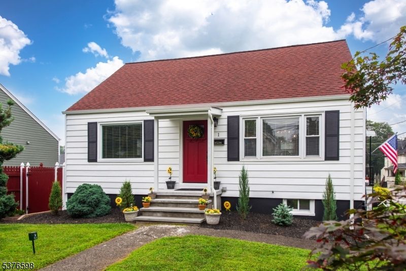 Exterior, Facade, Cape Cod
