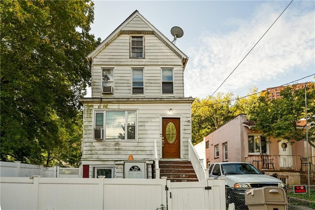Exterior, Facade, Queen Anne Victorian