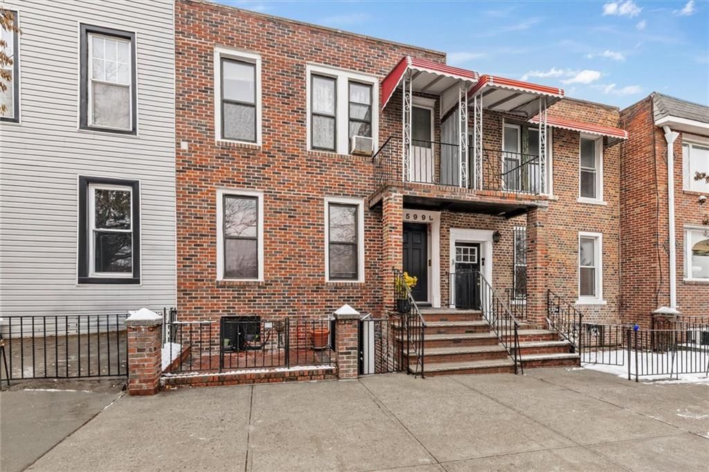 Exterior, Facade, Brick Facade, Rowhouse
