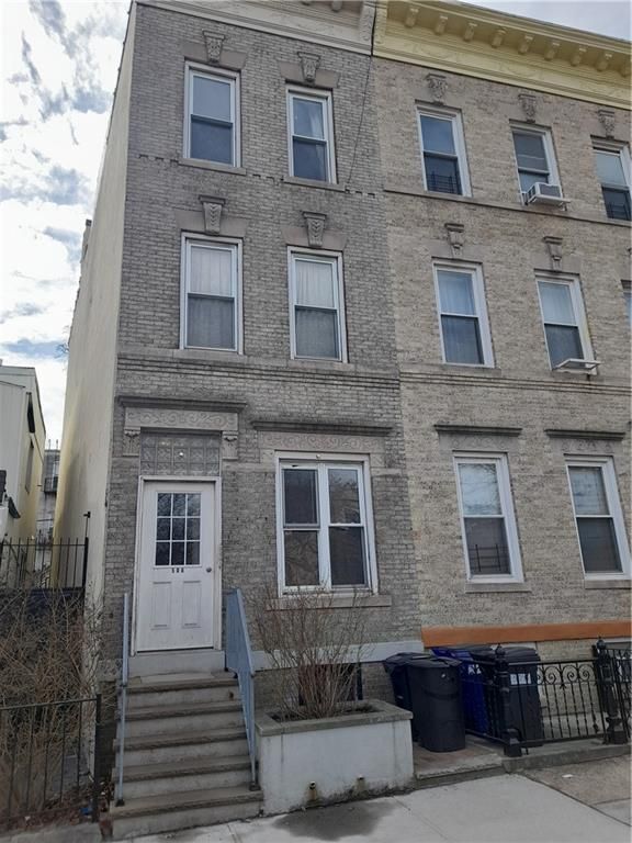 Exterior, Facade, Brick Facade, Rowhouse